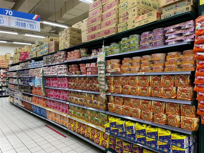 網路創意吃法帶動台灣泡麵銷量。(圖/家樂福提供)