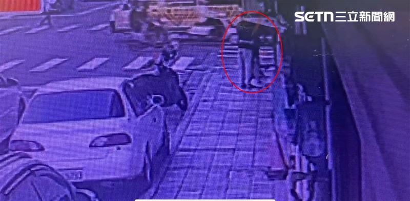 槍手南下殺人前,還跟妻子相擁道別。(圖/翻攝畫面)