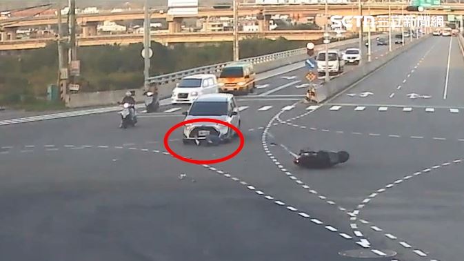 苗栗驚險車禍,騎士闖紅燈釀禍,被捲入車底受困。(圖/翻攝畫面)