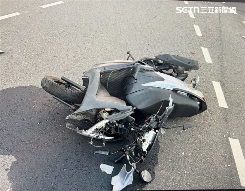 騎士闖紅燈出車禍,被捲入車底受困,機車車頭全毀。(圖/翻攝畫面)