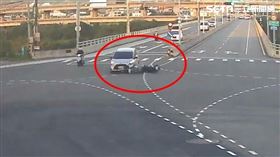 闖紅燈,車禍,卡車底,抬車,搶救,畫面,苗栗,騎士（圖／翻攝畫面）