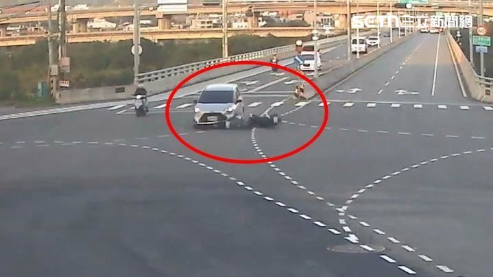 苗栗驚險車禍,騎士闖紅燈釀禍,被捲入車底受困。(圖/翻攝畫面)