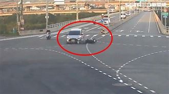 苗栗驚悚車禍！37歲男闖紅燈「頭卡車底」