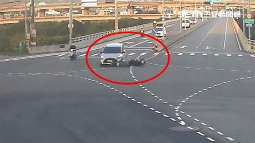 苗栗驚悚車禍！37歲男闖紅燈「頭卡車底」