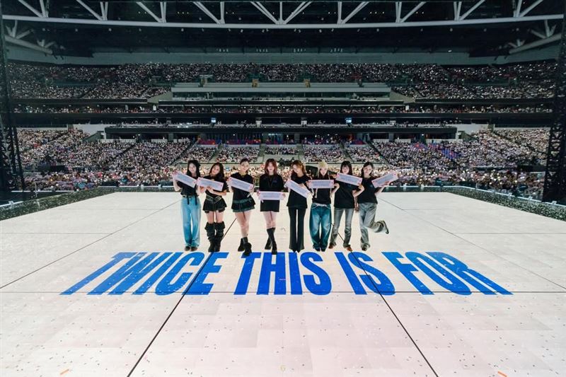 TWICE世界巡演來到香港場，全員特地以全黑色系服裝登場。（圖／翻攝自IG @twicetagram）