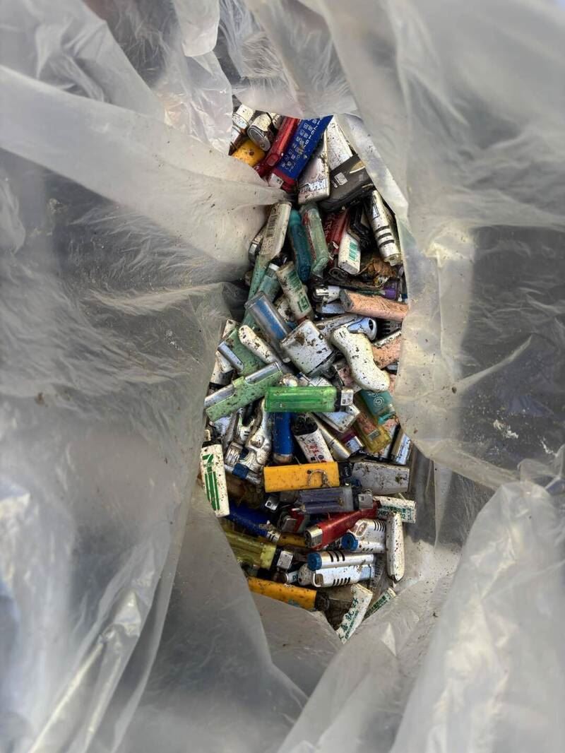 有100多個打火機被裝袋丟入垃圾車中引發火勢。(圖/翻攝畫面)