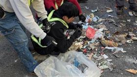 彰化,垃圾車,清潔隊員,破袋檢查,打火機,火警（圖／翻攝畫面）