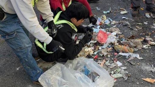 垃圾車竄火煙！破袋驚見上百支打火機釀禍