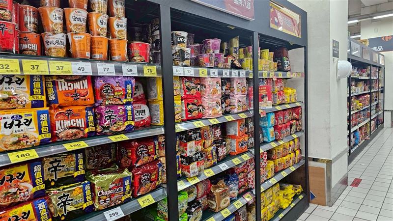 韓系品牌全面攻佔進口泡麵排行榜。(圖／家樂福提供）