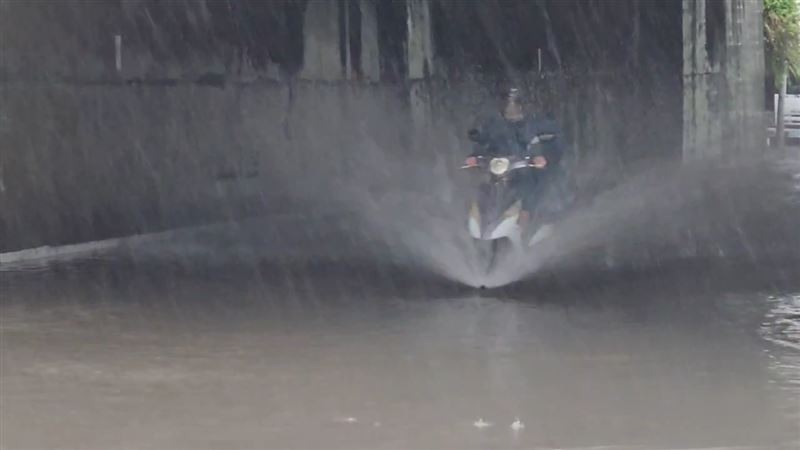 蘭陽大橋涵洞及部分低窪地區因強降雨淹水。（圖／翻攝畫面）