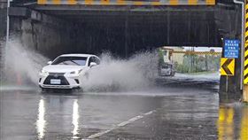 受東北季風影響，宜蘭地區今早下起強陣雨，蘭陽溪北岸河堤蘭陽大橋涵洞及低窪地區淹水約半個車輪高，但仍有用路人不畏淹水強行通過，所幸尚未有災情傳出。