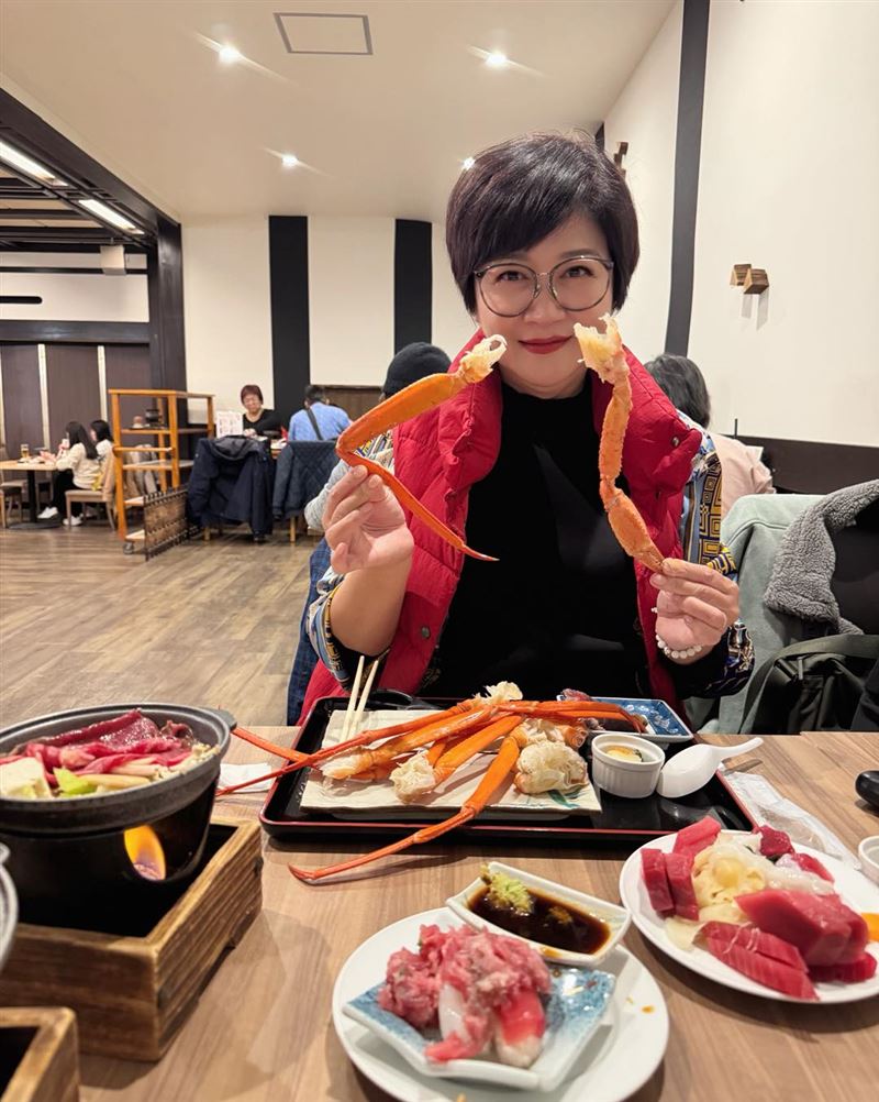 崔佩儀大吃松葉蟹。(圖/翻攝崔佩儀臉書)