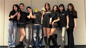 TWICE世界巡演來到香港場，全員特地以全黑色系服裝登場（圖／翻攝自IG @twicetagram）