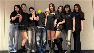 TWICE香港場全黑上台！子瑜溫柔中文悼念