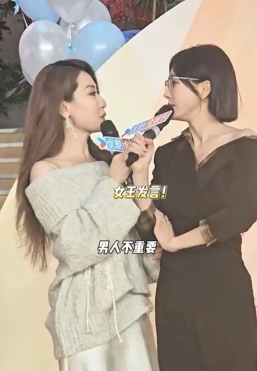 秦嵐在台上回答「男人不重要」引發討論。（圖／翻攝自微博）