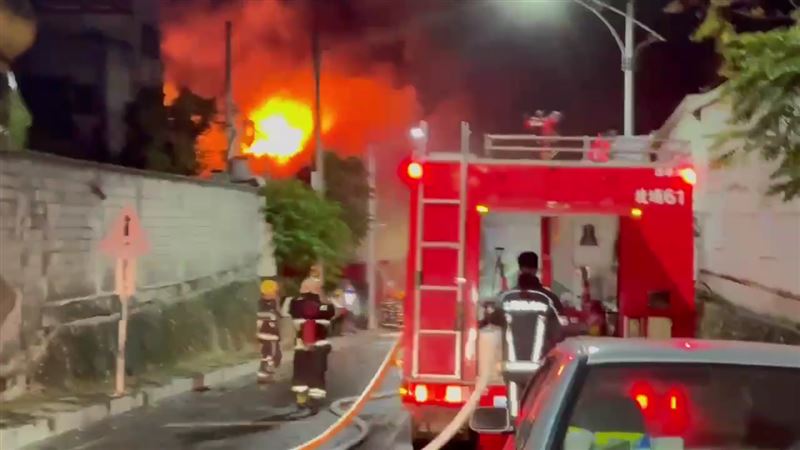 花蓮一間大理石工廠發生火警,警義消人員到場搶救。(圖/翻攝畫面)