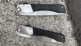 張翁拿來攻擊辜翁及林翁的鋸子。（圖／翻攝畫面）