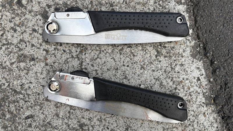 張翁拿來攻擊辜翁及林翁的鋸子。（圖／翻攝畫面）