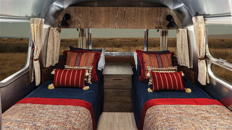 最多可睡四人,前臥室能變大床或雙床。(圖/翻攝Airstream網站)