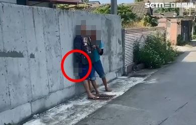 雲林虎尾鎮發生砍人挾持案,王男(左)持刀砍傷鄰居陳男(右),又勒頸挾持對方。(圖/翻攝畫面)