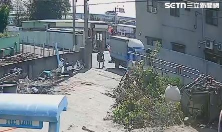 王男坐在路中間攔路,趁鄰居陳男靠邊停車之際,上前砍人。(圖/翻攝畫面)