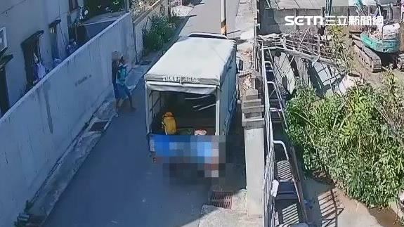 陳男慘遭王男強拉下車,被砍傷頭部後,又遭持刀架頸挾持。(圖/翻攝畫面)