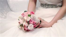 一名女子認為，即使與伴侶結婚，公婆仍是陌生人，因此不願意認對方為「爸媽」。（示意圖／unsplash）