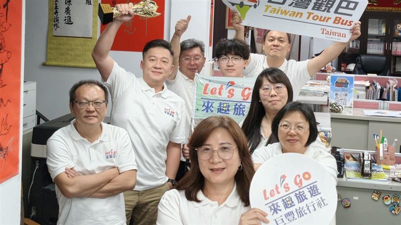 老婆(圖中)的一句話加上兒子(左2)帶回歐美市場經驗,讓蕭明仁旅遊王國得以在疫情中倖存過來。(圖/蕭明仁)