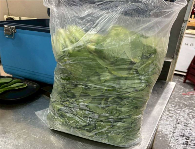 鍋爸鴛鴦鍋西門店青江菜驗出脫芬瑞1.1ppm。(圖/北市衛生局提供)