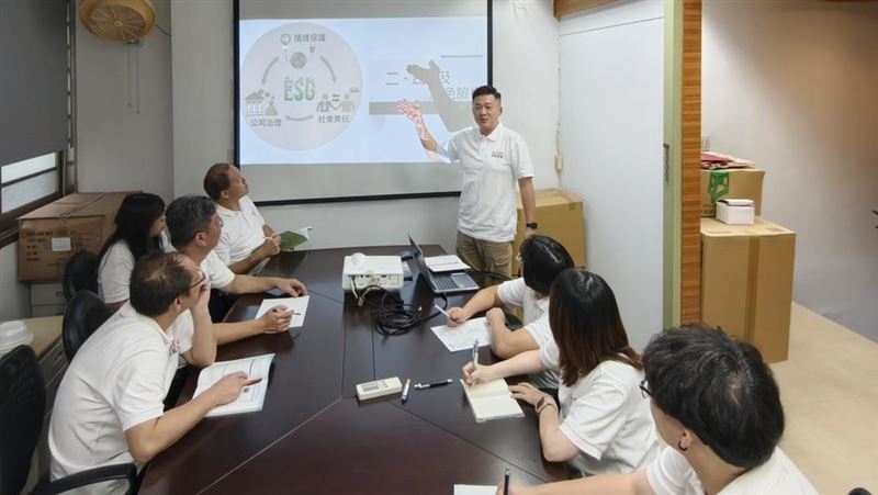 大兒子(站立者)從倫敦念完碩士回國,帶回歐美市場經驗,協助公司導入國際旅遊平台,拓展外國客來台旅遊的入境業務。這一步,替公司開闢新的營收來源。(圖/蕭明仁)