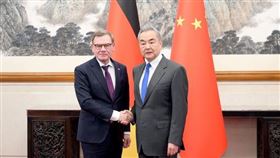 中國外交部長王毅8日和德國外長瓦德富爾（Johann Wadephul）見面（圖／翻攝自中國外交部網站）