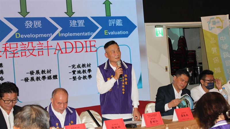 蕭明仁目前投入大量時間參與產業協會,包括身兼中華民國旅行業品質保障協會常務副理事長、旅遊糾紛調處副主任委員、台灣觀光產業發展總會會長、台灣觀巴協會常務監事等職務。(圖/蕭明仁)