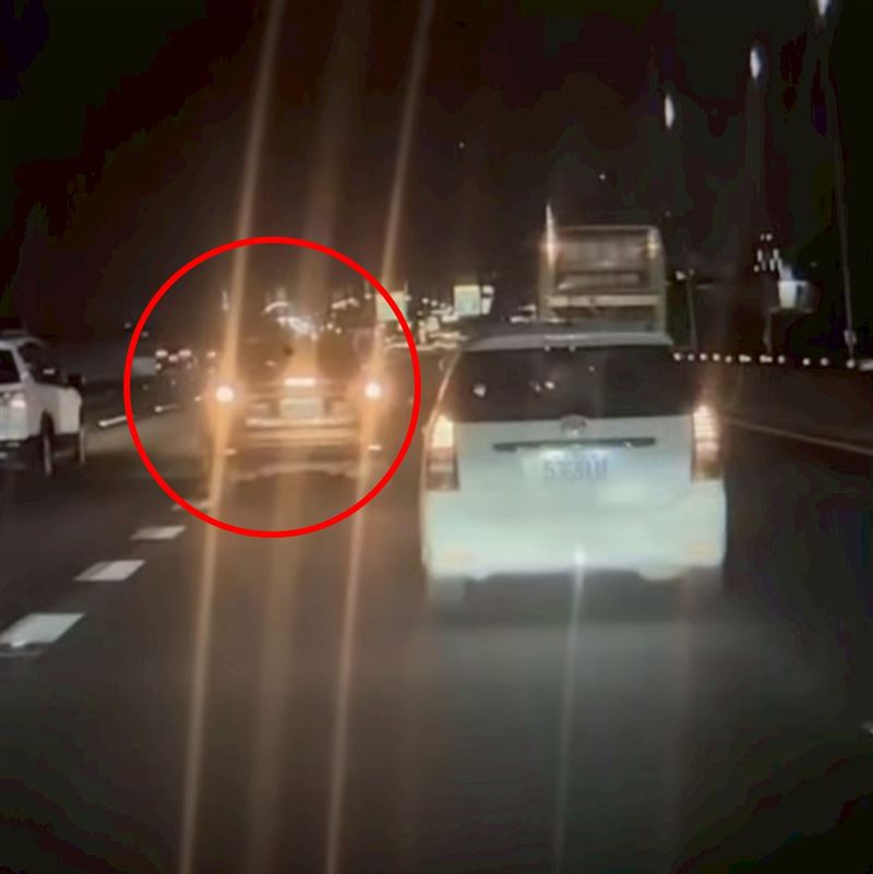 休旅車走錯車道停下,後方轎車急閃。(圖/翻攝自《爆料公社》)