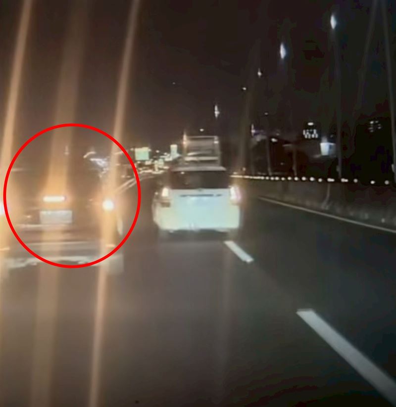 休旅車在五楊高架北上車道突然「定住」。(圖/翻攝自《爆料公社》)