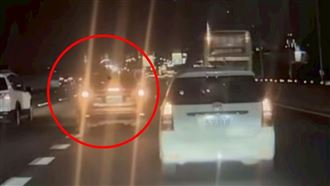 休旅車五楊高「定住」險釀撞　超扯原因曝