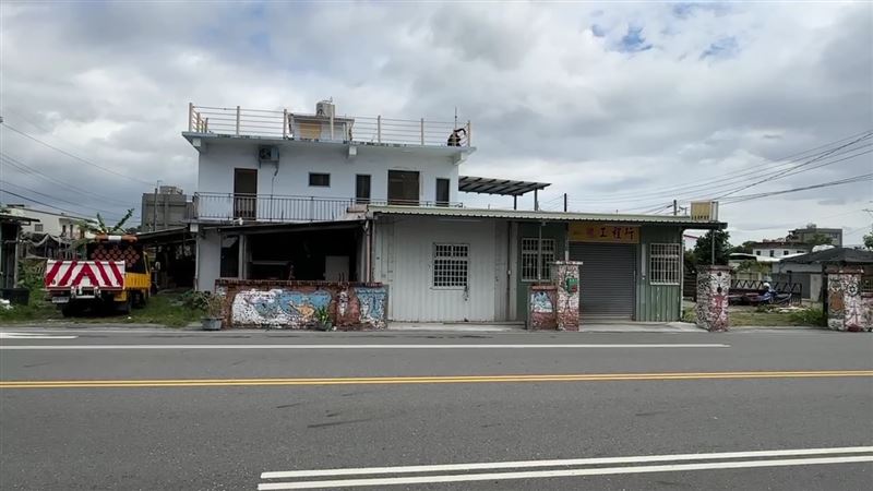 李泰安出獄後開設工程行自己當老闆,生活相當低調。(圖/翻攝畫面)