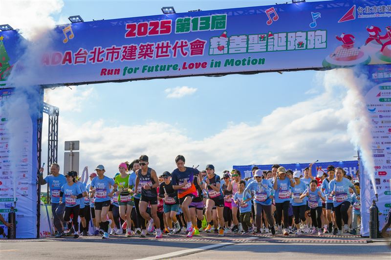 象徵傳承與祝福的15K聖誕接力傳情組，賽道上處處可見攜家帶眷、呼朋引伴的溫馨畫面。（圖／台北市建築世代會提供）