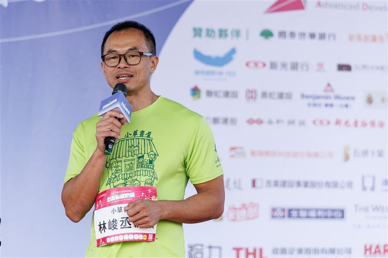 小草書屋執行長林峻丞上台致詞。（圖／台北市建築世代會提供）