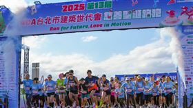 象徵傳承與祝福的15K聖誕接力傳情組，賽道上處處可見攜家帶眷、呼朋引伴的溫馨畫面。（圖／台北市建築世代會提供）