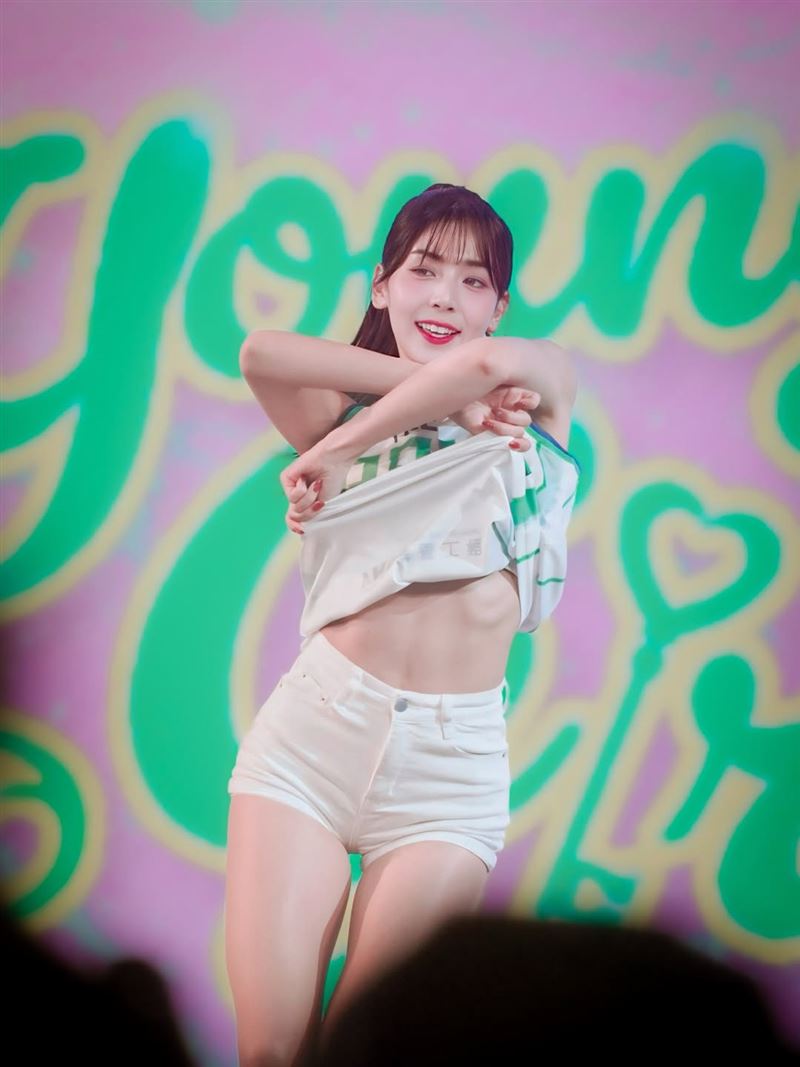 先前洋基工程徵選活動，睦那京表演性感辣度破表。（圖／翻攝自IG @youngkeygirls_official）