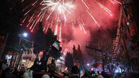 敘利亞民眾歡慶阿塞德倒台。（圖／美聯社／達志影像）