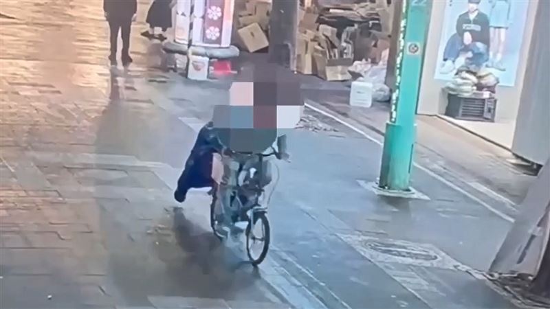 搶匪郭男騎腳踏車逃逸時被熱心的路人攔下。(圖/翻攝畫面)