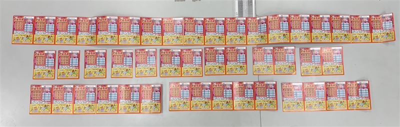 郭男當時搶到的46張刮刮樂。(圖/翻攝畫面)
