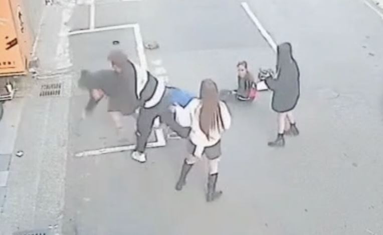 酒局爆糾紛!他見「女友被推」3拳擊倒3女