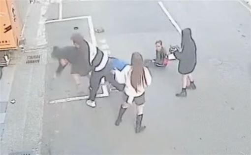 酒局爆糾紛！他見「女友被推」3拳擊倒3女