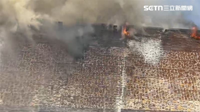 該店裝飾外牆不明原因起火，於12時32分控制火勢，於3分鐘內撲滅。（圖／翻攝畫面）