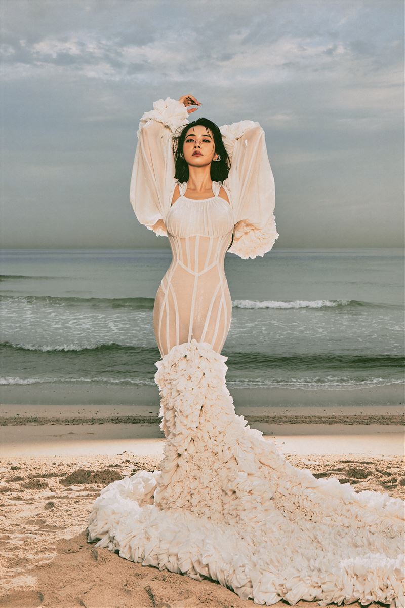 蔡依林身穿純白透視薄紗,展現好身材。(圖/凌時差音樂提供)