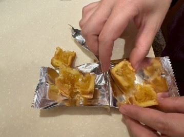 北市衛生局9日表示,經現場稽查,佳德鳳梨酥現場剛製作完成及已包裝之鳳梨酥均未見異物。(圖/北市衛生局提供)