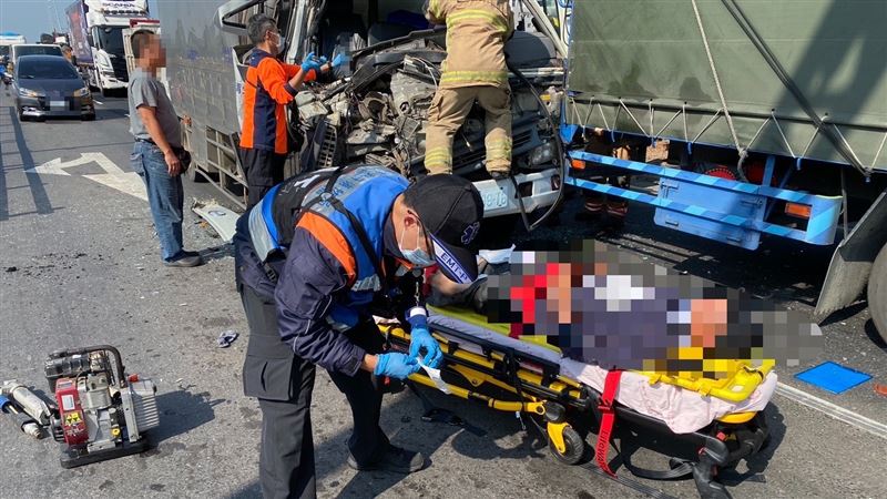 坐在副駕駛的45歲黃姓男子，雙腿部肢體變形；50歲陳姓男駕駛右腿擦傷，兩人都意識清醒，送醫治療。（圖／翻攝畫面）