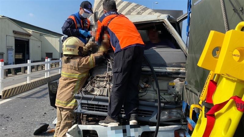 國8號下平面道路，台南市安定區南133線路口，今天（9日）中午發生嚴重車禍。（圖／翻攝畫面）